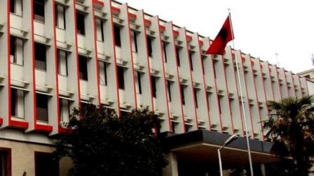 Makina përplas punonjësin e ministrisë së Jashtme te vijat e bardha