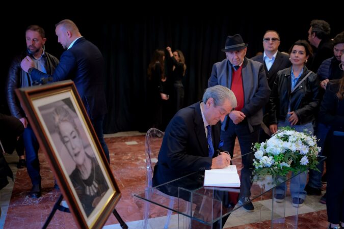 “Margarita Xhepa do mbetet e gjallë në memorien e artit shqiptar”, Berisha merr pjesë në homazhet e aktores Xhepa