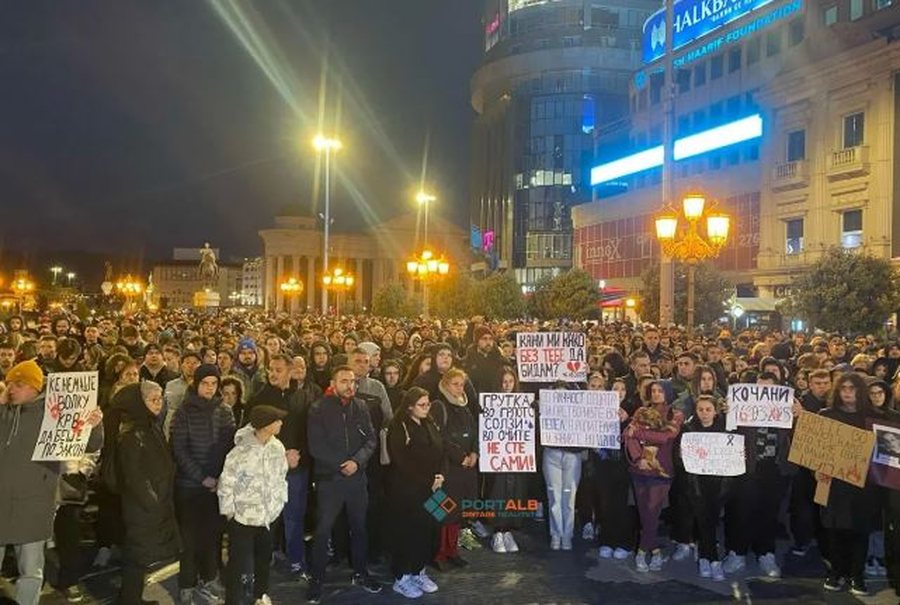 Marshim në Shkup/ Qindra qytetarë ndezën qirinj për viktimat e tragjedisë së Koçanit