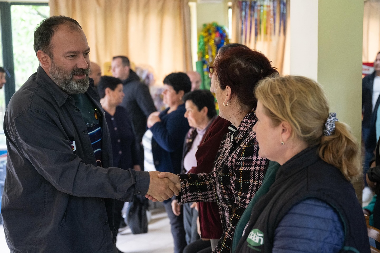 Mazniku takim me banorët në Qukës, ndan fotot dhe jep mesazhin: Për Shqipërinë Europiane