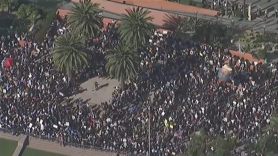 “Mbaji duart larg demokracisë”- Miliona amerikanë protestojnë kundër Trump dhe Musk