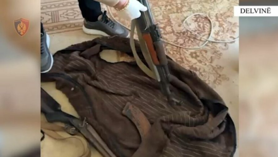 Mbante municion armësh në banesë, arrestohet një person në Delvinë