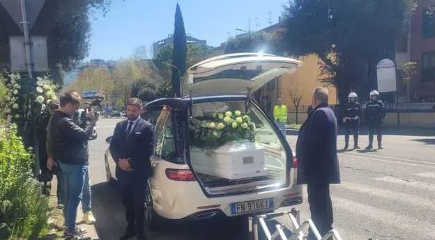 Mbërrin në Shqipëri trupi i pajetë i 22-vjeçares shqiptare/ Përcillet sot në banesën e fundit (Foto)