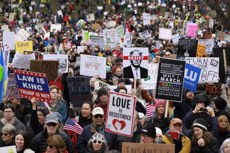 Mbi 1 200 protesta antiTrump dhe antiMusk në SHBA dhe mbarë botën