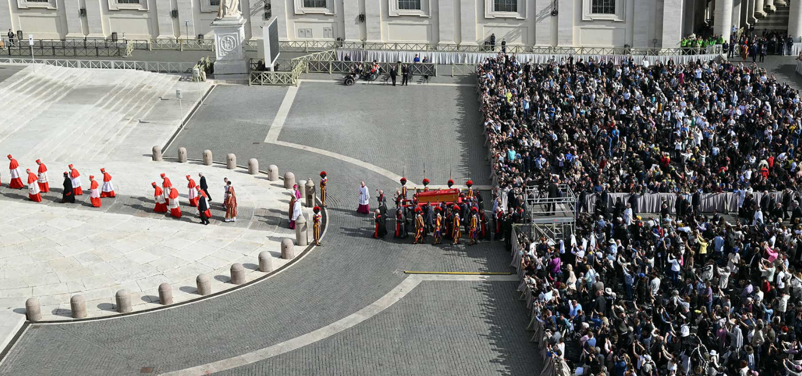 Mbi 90 mijë njerëz i kanë bërë nderime Papës, në ceremoninë mortore do të jenë 130 delegacione dhe 50 krerë shtetesh