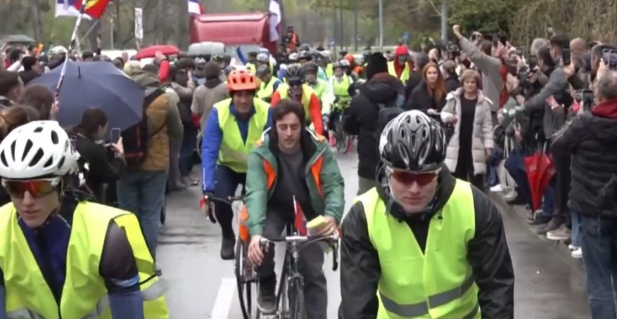Me biçikleta drejt Strasburgut, studentët serbë vijojnë tubimin ne metropolet europiane