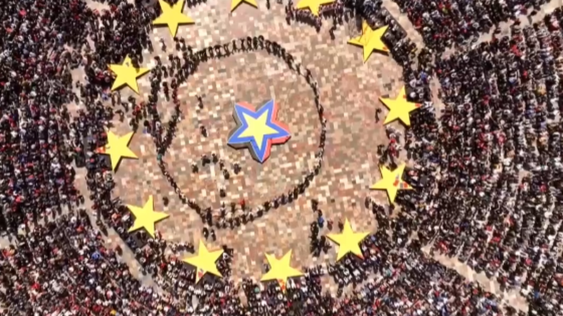 Me daulle e valle/ Tubimi i 12 yjeve të Europës në sheshin ‘Skënderbej’, PS çel zyrtarisht fushatën