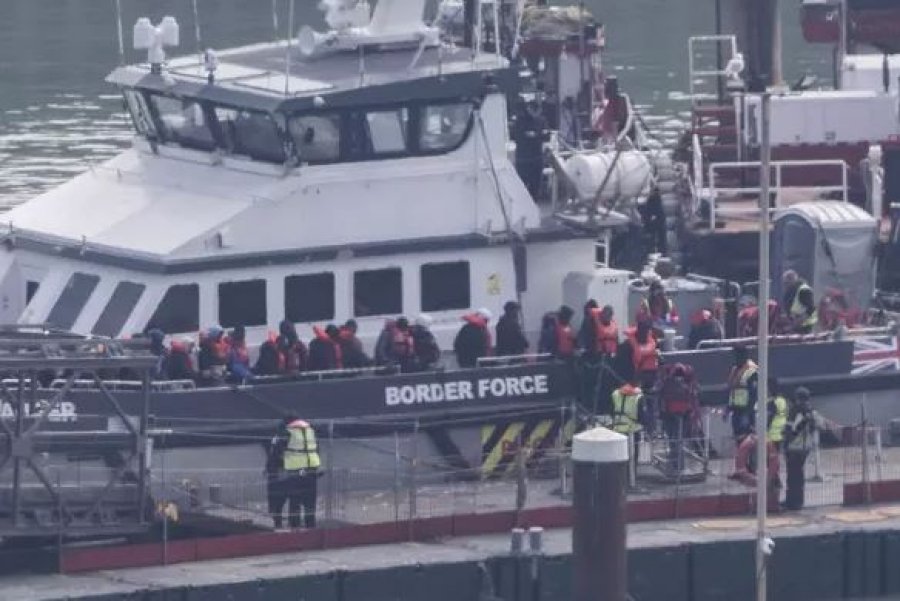 Me jaht luksoz për Britani/ Kapen 20 emigrantë shqiptarë në kanalin anglez, tentuan të hynin ilegalisht