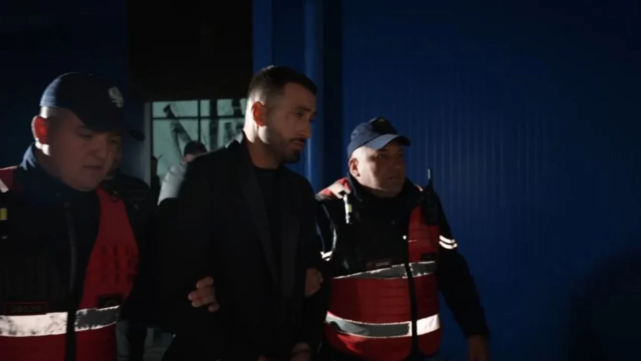 Me pranga në duar, momenti i shoqërimit te Jozit nga policia pasi goditi Gjestin