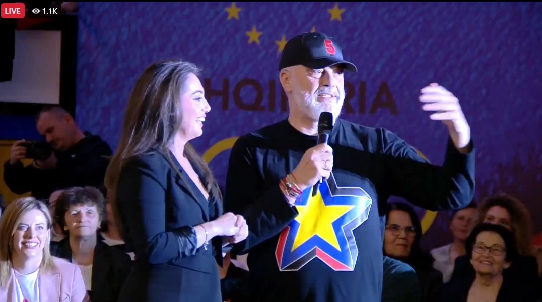 “Më vjen keq që nuk keni vajzë”, Rama i përgjigjet këngëtares në Elbasan: Unë e shijoj një vajzë se ma ka sjellë gruaja