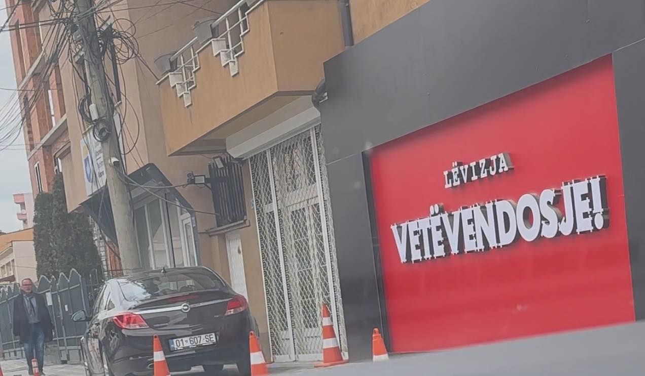 Mehmetaj publikon fotografi të Nagip Krasniqit duke hyrë në zyrat e VV-së