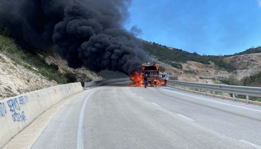 Merr flakë autobusi në lëvizje në dalje të tunelit të Kardhiqit, shpëtojnë pasagjerët