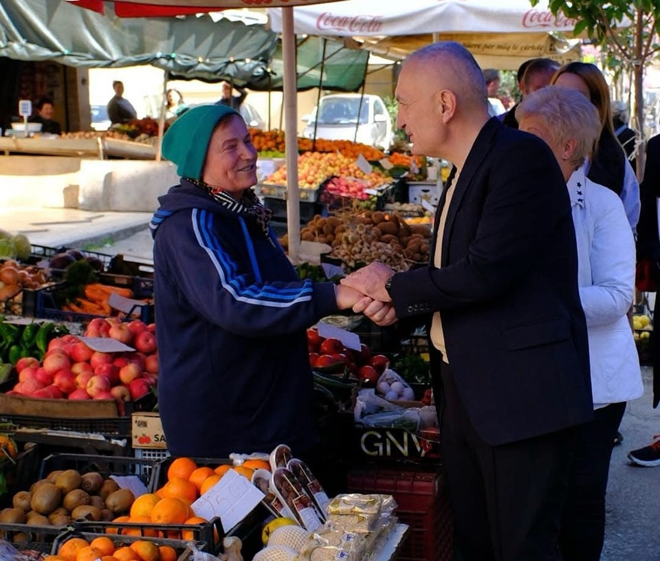 Meta në ”takim” me sipërmarrësit e vegjël: Rama është kryetaksa dhe kryegjoba më grabitqare për shqiptarët