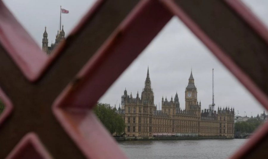 Ministri i sigurisë: Britania e Madhe synon ndikimin rus me sistemin e ri të regjistrimit