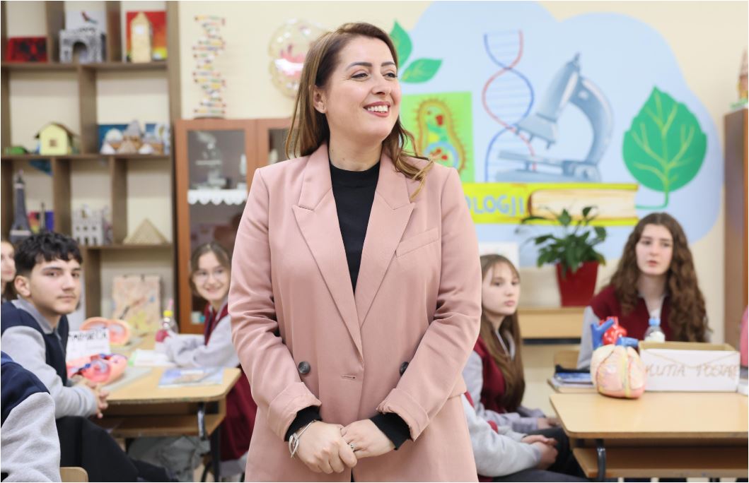 “Mirëqënia dhe siguria e fëmijëve tanë”/ Ministrja e Arsimit Manastirliu njofton rritjen e sigurisë në shkolla