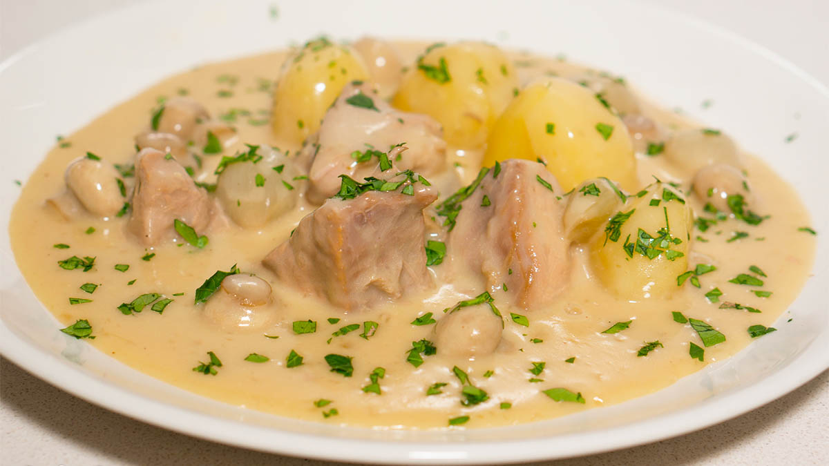 Mish në Krem Qumështi me Hudhra – Receta me Shije të Veçantë