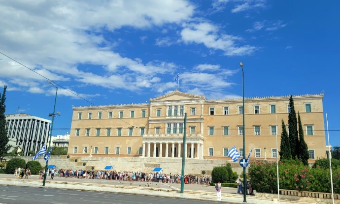 Mitsotakis shpall masa ekonomike të përhershme/ Qira falas, ndihma për pensionistët dhe rritje investimesh