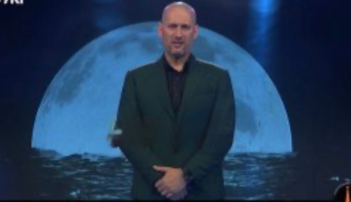 Monologu i Florian Binaj: Qeveria e quajti ‘bonus dinjiteti’ 100 euroshin, u dhanë bukë në bankë dhe cirk në televizor