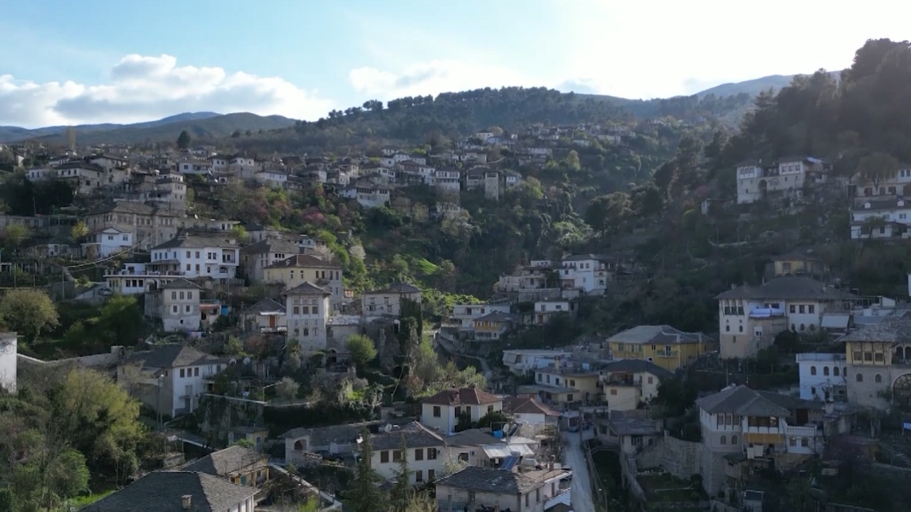 Monumentet e kulturës në Gjirokastër në rrezik, problemet e pronësisë kërcënojnë godinat muzeale