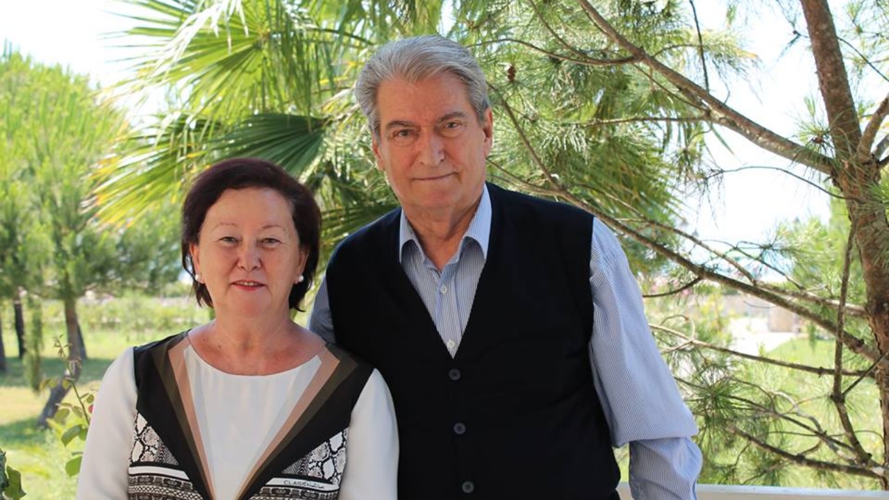 “Mos më pyesni për Lilin”/ Berisha flet si rrallë herë për bashkëshorten: Kam një adhurim të madh…