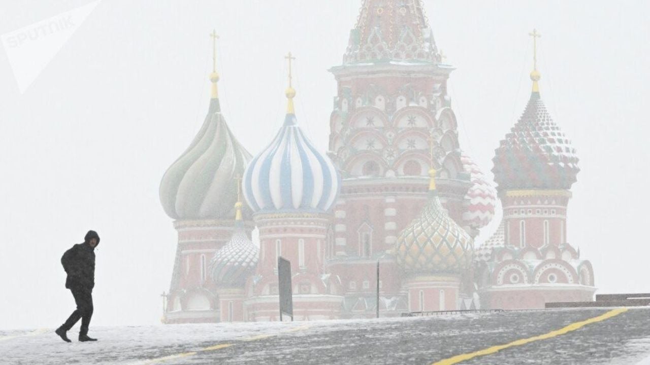 Moska goditet nga stuhitë e dëborës, autoritetet lokale: Mos udhëtoni pa goma dimri