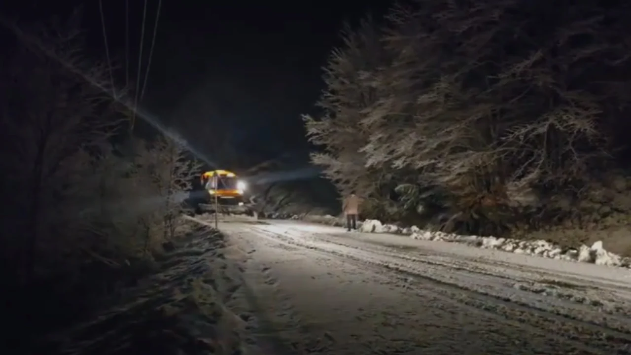 Moti i keq, dëbora krijon probleme në disa akse kryesore / Ja situata
