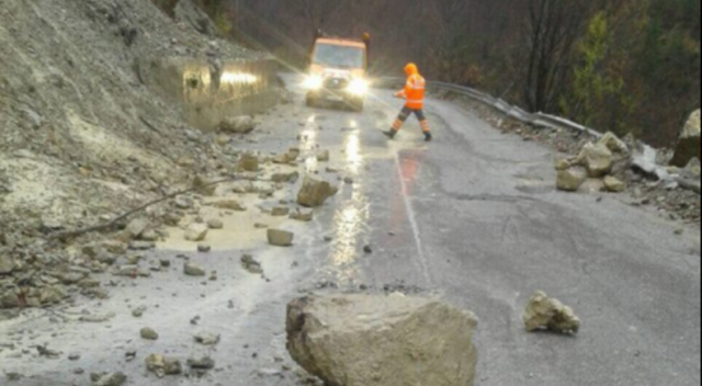 Moti i keq/ Gurët dhe dherat bllokojnë aksin Elbasan-Librazhd-Prrenjas