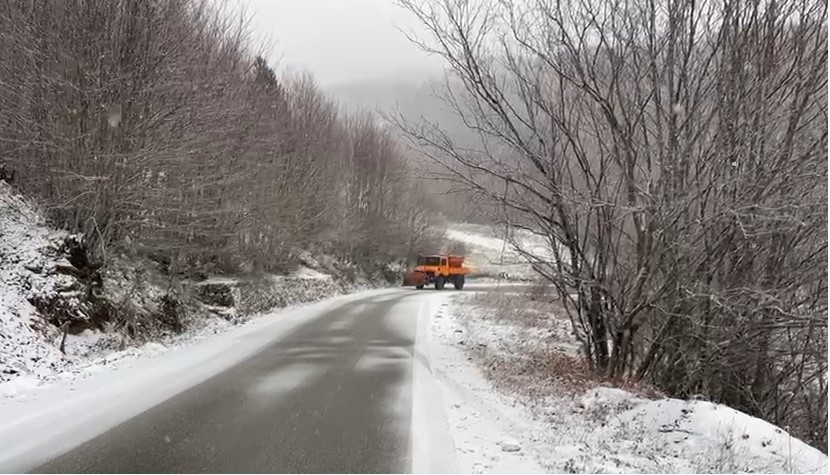 Moti i keq/ Ministria e Mbrojtjes: Po punohet për të mbajtur hapur akset rrugore, lumenjtë janë brenda kuotave