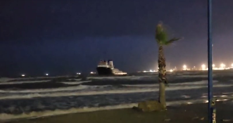 Moti i keq në Durrës, era e fortë afron afër bregut një anije
