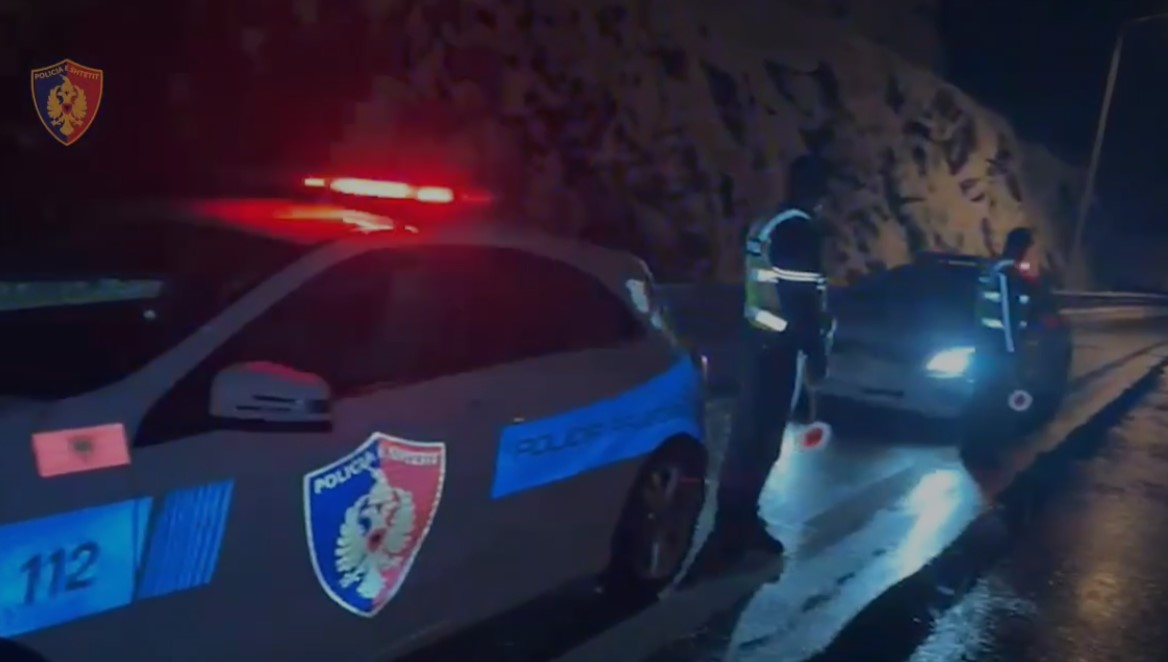 Moti i keq në vend/ Kamioni rrëshket në aksin Strugë-Qafë Thanë, bllokohet rruga