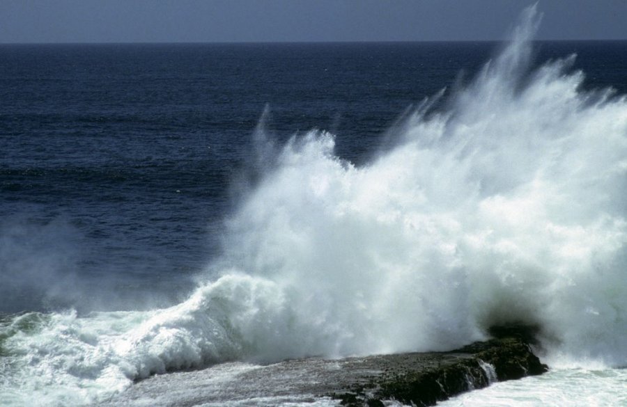 Moti i keq në Vlorë/ Pezullohen lundrimet e mjeteve të vogla dhe anijeve të peshkimit