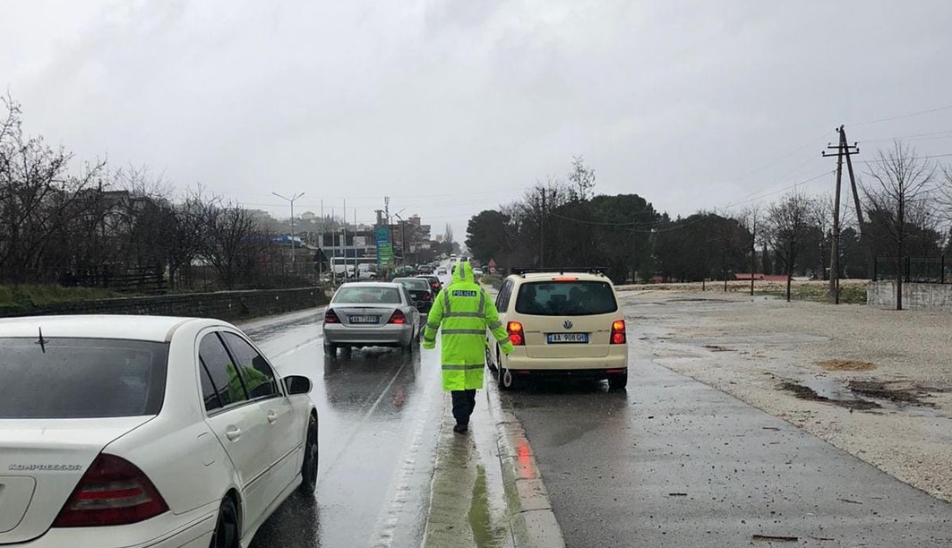 Moti i keq, policia thirrje shoferëve: Udhëtoni me kujdes!