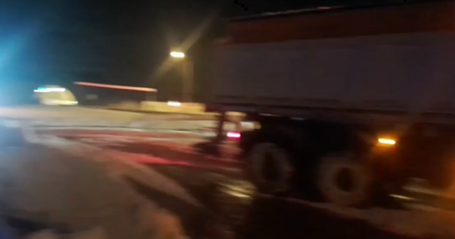 Moti i keq prek dhe Maqedoninë e Veriut/ Kamioni rrëshket në aktin Strugë-Qafë Thanë, bllokohet komplet rruga