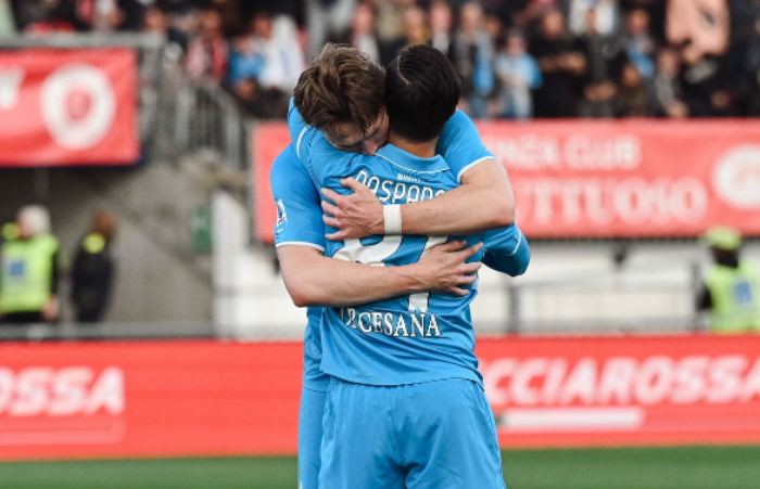 Napolit të Kontes i mjafton një gol në transfertë për të barazuar me pikë Interin në krye të renditjes