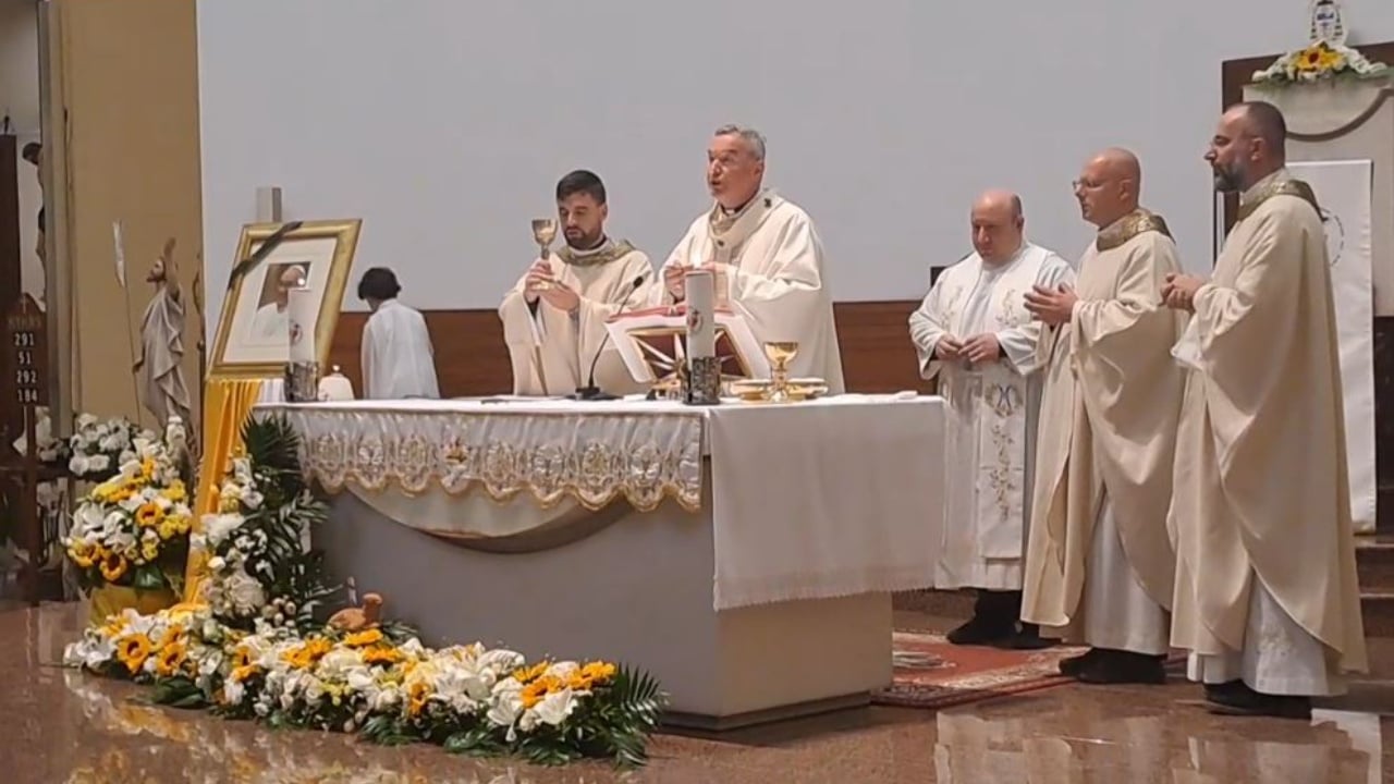 Ndarja nga jeta e Papa Françeskut/ Kishat katolike në Shqipëri mbajnë meshat e lutjes për Atin e Shenjtë