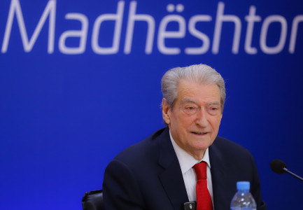 Ndërhyrja në email-et e prokurorëve të SPAK, Berisha: Duan t’ia faturojnë Fatmir Xhafës, mesazhi që kam për ish-ministrin