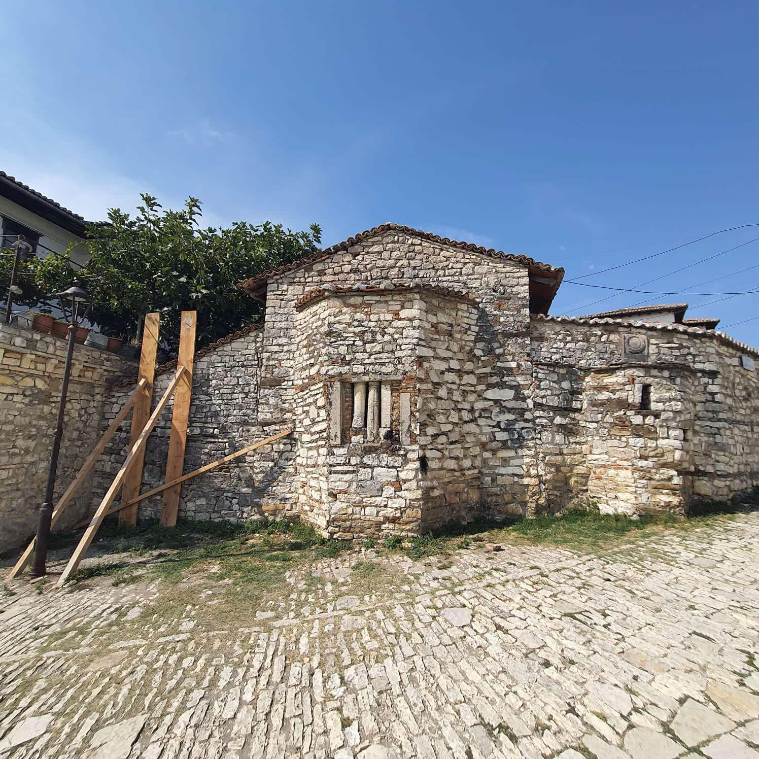 Ndërhyrje restauruese në kishën e Shën Todrit, muri i oborrit jugor ishte i dëmtuar dhe rrezikonte shembjen