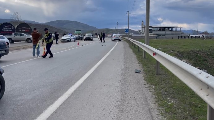 Ndërron jetë 65-vjeçarja që u aksidentua në Korçë, në kërkim drejtuesi i mjetit që e përplasi