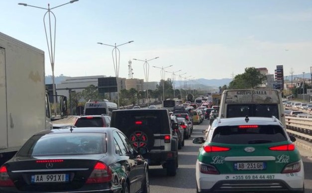 Ndërtime, trafik e vështirësi në parkim/ Drama e përditshme e banorëve të Tiranës