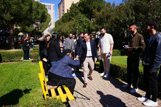 “Ndëshkoni korrupsionin me votë për ‘Mundësinë’”/ Agron Shehaj në Lezhë, qytetaret: Votat i ke, ky e boshatisi vendin