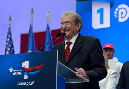 “Në 100 ditët e para, çmimi i naftës do jetë 40% më i lirë”, Berisha ‘hap thesin’ e premtimeve në Pogradec: Do dyfishojmë buxhetin për arsimin e shëndetësinë!