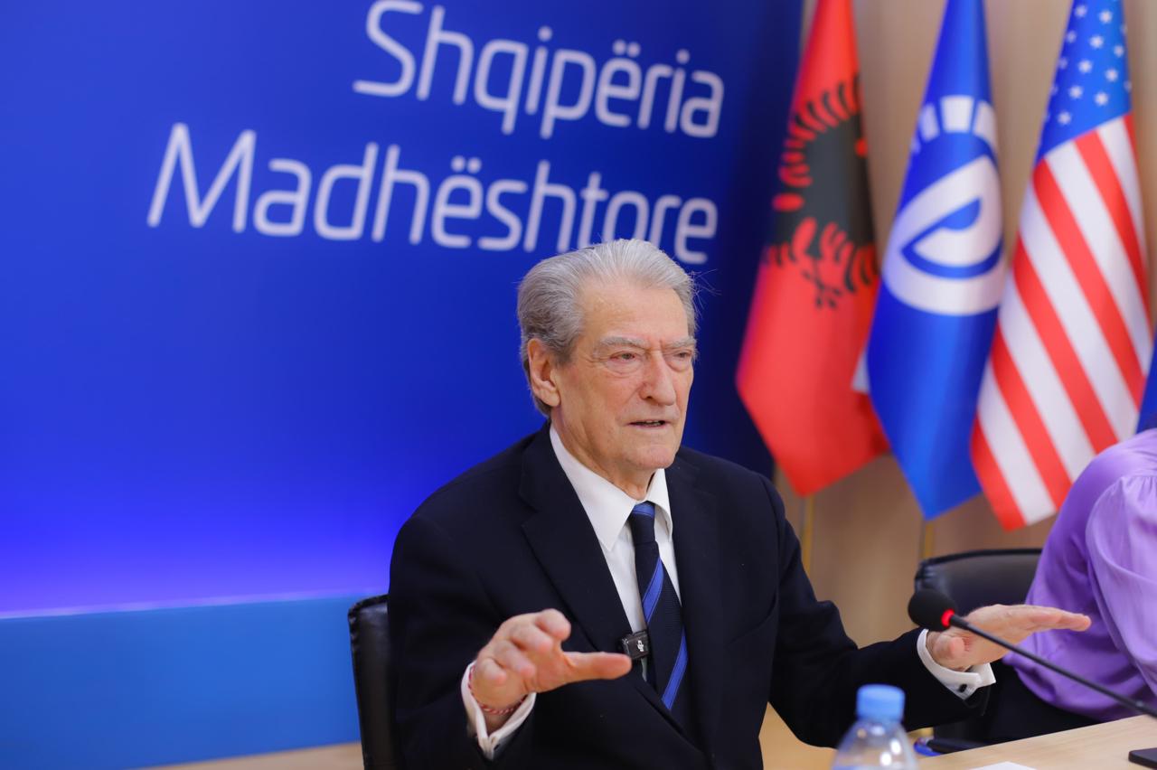 “Në 11 prill do hapim fushatën”, Berisha të tijve: Dilni në terren! Pala tjetër merret me mashtrime