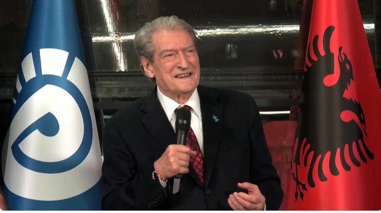 ‘Në administratë marrin rroga persona që jetojnë në emigracion’, Berisha: Nga 230 mijë paga, 50 mijë vidhen