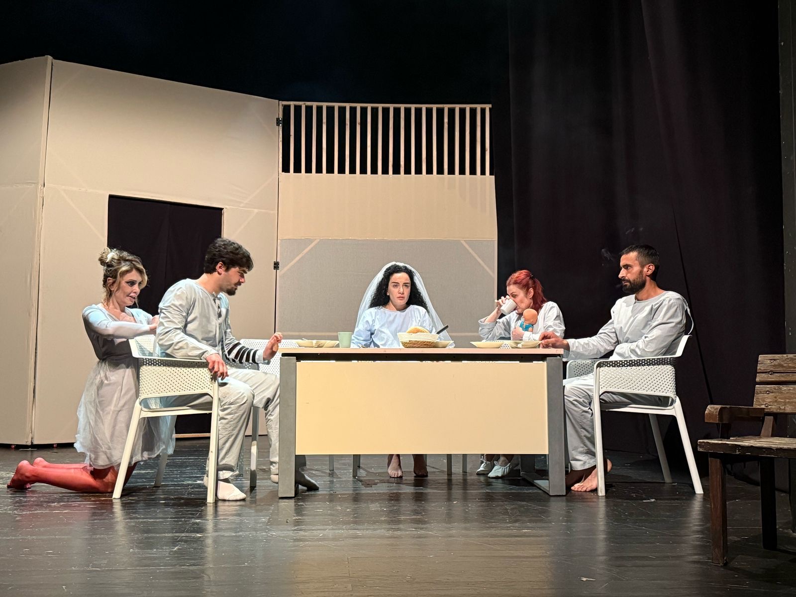 “Në Altar”shfaqja teatrale për shëndetin mendor/Gjonçi:Rrëfehet përpëlitja njerëzore