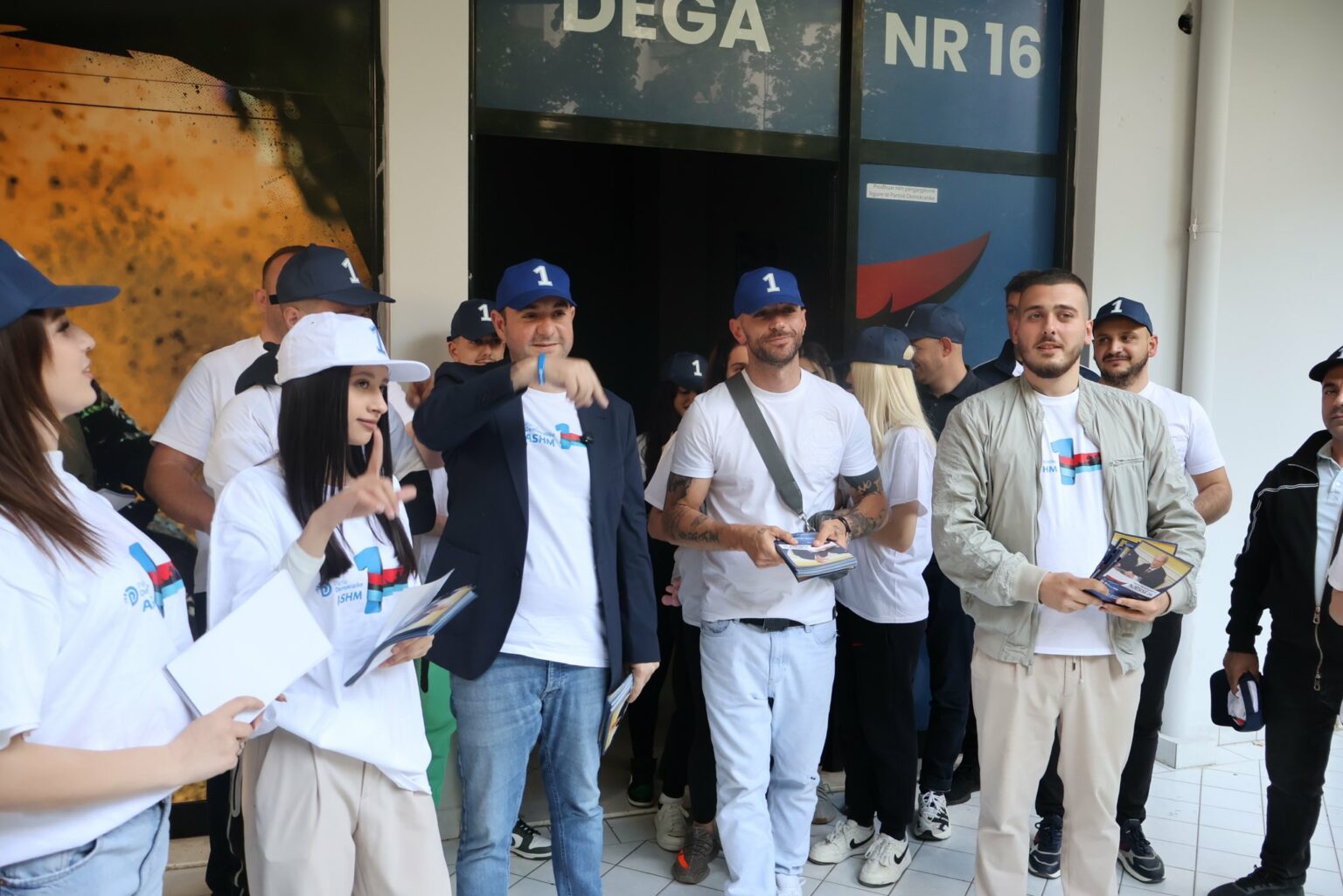 “Në takimin madhështor me Kryeministrin e ardhshëm”, Balliu merr Stresin për të shpërndarë ftesat