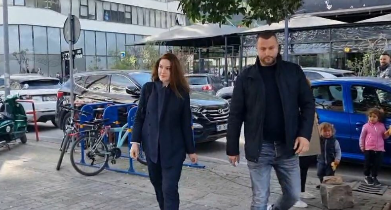 Nën masën “Detyrim paraqitje”, Ajola Xoxa mbërrin në SPAK