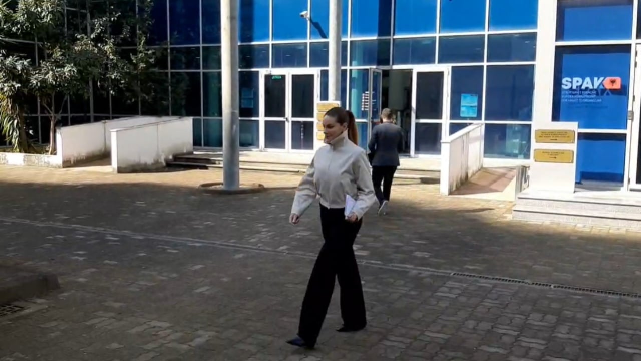 Nën masën e sigurisë “detyrim paraqitje”, Ajola Xoxa paraqitet në SPAK