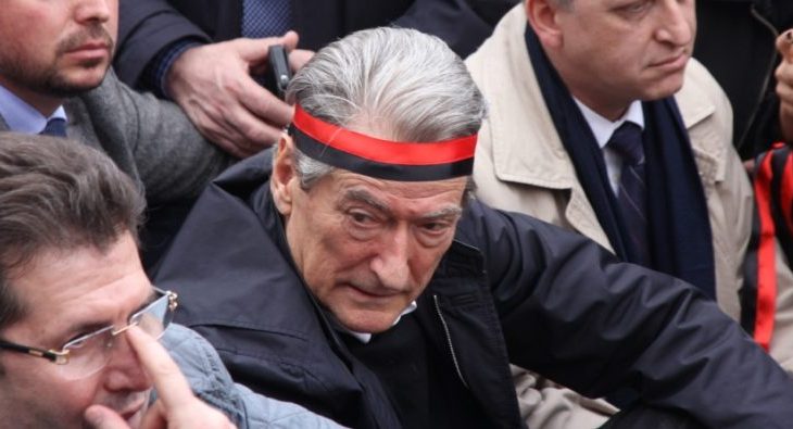 Nga shërbëtor i regjimit totalitar, në vetëshpallur hero i demokracisë