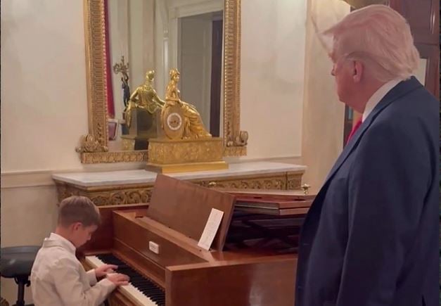 Nipi 8-vjeçar i Trump luan kompozimin e tij të parë për piano në Shtëpinë e Bardhë, gjyshi i tij ndjek performancën