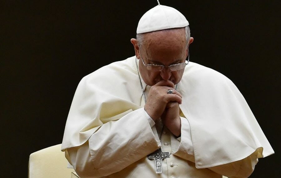 Nis zyrtarisht ceremonia e ritit të parë pas ndarjes nga jeta të Papa Françeskut